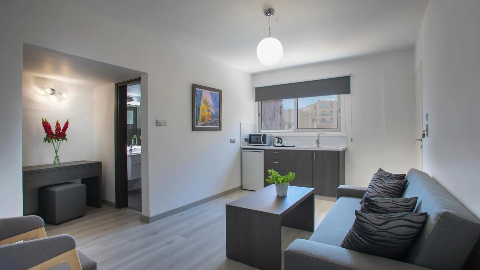 Aparthotel Blazer Residence Larnaca