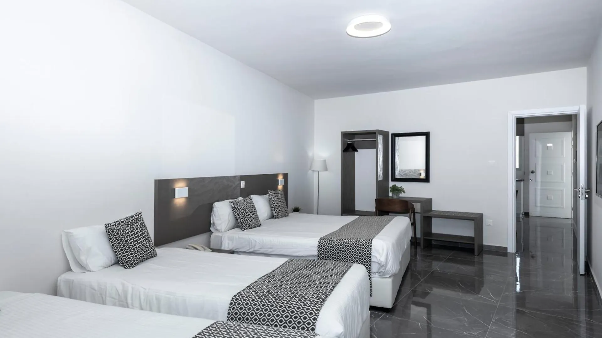 Aparthotel Blazer Residence Larnaca